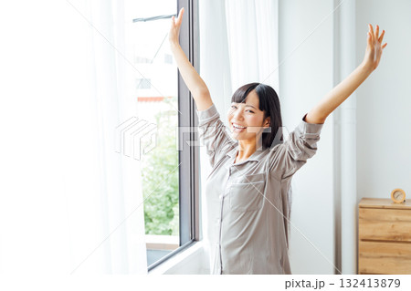 ウェルビーイングを意識した若い女性の暮らし 爽やかな朝の目覚め ウェルビーイングを意識した若い女性の暮らし 爽やかな朝の目覚め 132413879