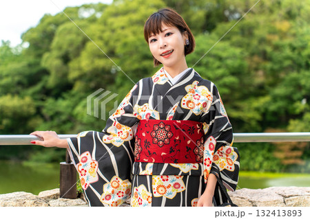 粋に着物を着こなす日本女性 132413893