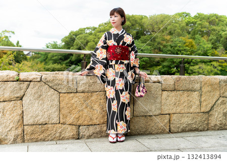 粋に着物を着こなす日本女性 粋に着物を着こなす日本女性 132413894