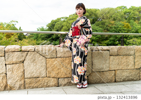 粋に着物を着こなす日本女性 粋に着物を着こなす日本女性 132413896