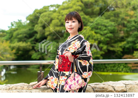 粋に着物を着こなす日本女性 粋に着物を着こなす日本女性 132413897