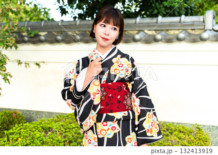 粋に着物を着こなす日本女性 粋に着物を着こなす日本女性 132413919