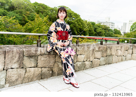 粋に着物を着こなす日本女性 粋に着物を着こなす日本女性 132413965