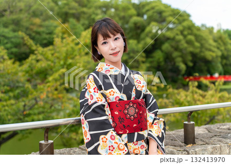 粋に着物を着こなす日本女性 132413970