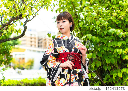 粋に着物を着こなす日本女性 粋に着物を着こなす日本女性 132413978