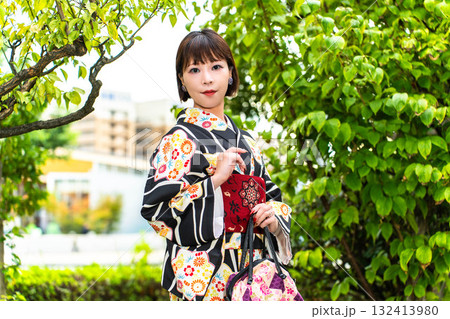 粋に着物を着こなす日本女性 粋に着物を着こなす日本女性 132413980