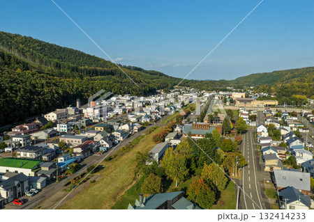 北海道・笠置町の住宅地と川沿いの町並みを上空から撮影した空撮写真 132414233