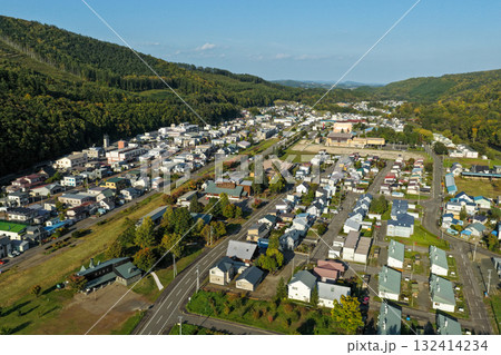 北海道・笠置町の住宅地と川沿いの町並みを上空から撮影した空撮写真 132414234
