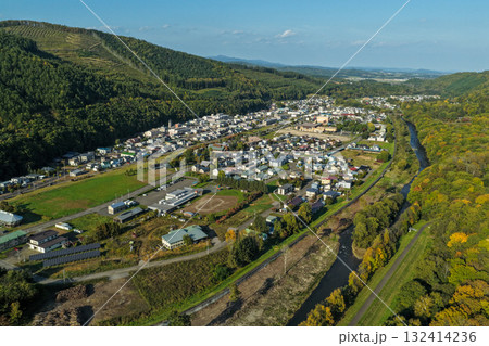 北海道・笠置町の住宅地と川沿いの町並みを上空から撮影した空撮写真 132414236