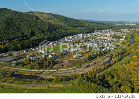 北海道・笠置町の住宅地と川沿いの町並みを上空から撮影した空撮写真 北海道・笠置町の住宅地と川沿いの町並みを上空から撮影した空撮写真 132414239