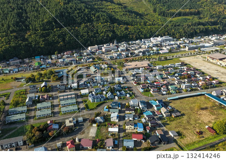 北海道・笠置町の住宅地と川沿いの町並みを上空から撮影した空撮写真 132414246