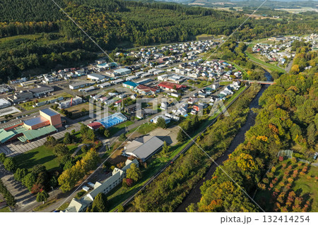 北海道・笠置町の住宅地と川沿いの町並みを上空から撮影した空撮写真 北海道・笠置町の住宅地と川沿いの町並みを上空から撮影した空撮写真 132414254
