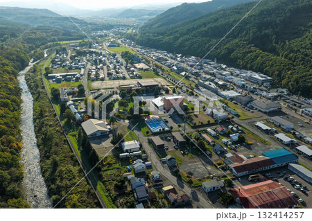 北海道・笠置町の住宅地と川沿いの町並みを上空から撮影した空撮写真 132414257
