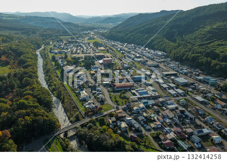 北海道・笠置町の住宅地と川沿いの町並みを上空から撮影した空撮写真 北海道・笠置町の住宅地と川沿いの町並みを上空から撮影した空撮写真 132414258