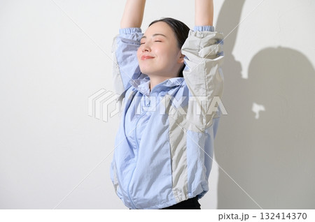 スポーツウェアを着てストレッチをする女性 スポーツウェアを着てストレッチをする女性 132414370