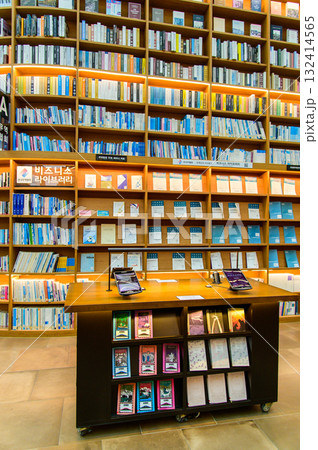 韓国のソウルにあるピョルマダン図書館の美しい風景 韓国のソウルにあるピョルマダン図書館の美しい風景 132414565