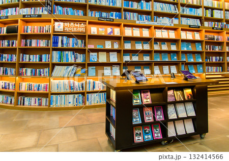 韓国のソウルにあるピョルマダン図書館の美しい風景 韓国のソウルにあるピョルマダン図書館の美しい風景 132414566