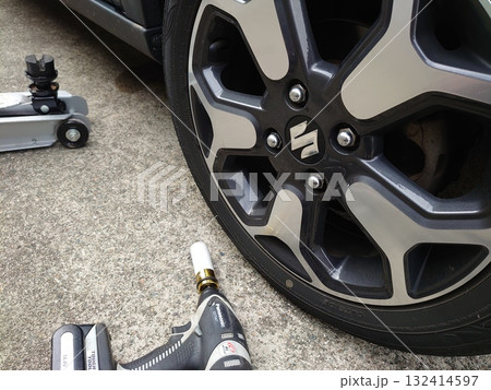 タイヤ交換作業 タイヤ交換作業 132414597
