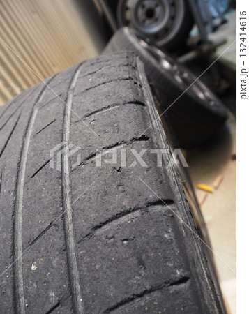 ひび割れた危険なタイヤ 132414616