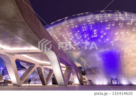韓国ソウルにある東大門エリアの美しい夜景 132414620