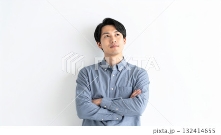 《AI画像》腕を組んで考え事をする若い男性 132414655