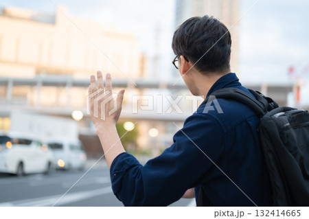 タクシーを呼ぶ男性 タクシーを呼ぶ男性 132414665
