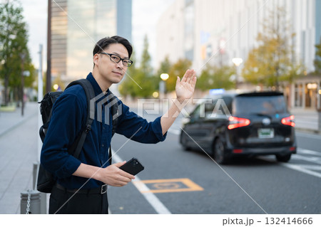 タクシーを呼ぶ男性 タクシーを呼ぶ男性 132414666