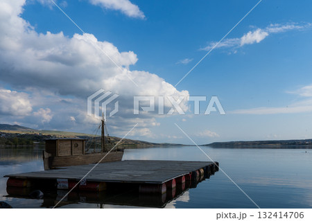 ジョージア•トビリシ、トビリシ湖に浮かぶ桟橋と船 132414706