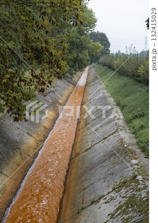 Flowing drainage water of urban waster 132415029