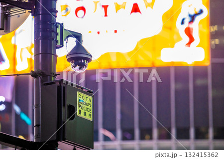 日本の東京都市景観　街角の防犯カメラ。渋谷スクランブル交差点のCCTV防犯カメラPOLICE警視庁 132415362