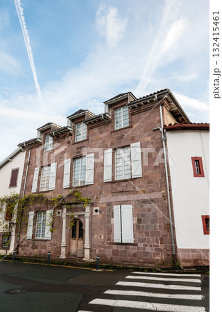 歴史的な建物の並ぶ街並み　フレンチバスク地方のサン・ジャン・ピエ・ド・ポールにて 132415461