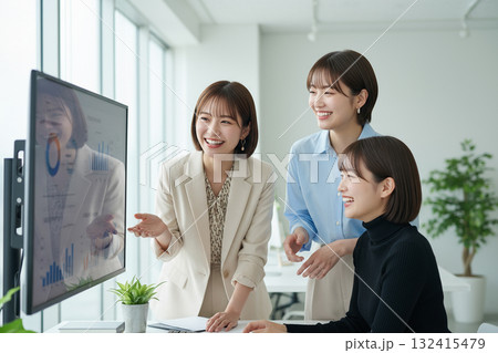 チームワークで成功を目指す若手女性ビジネスパーソン チームワークで成功を目指す若手女性ビジネスパーソン 132415479