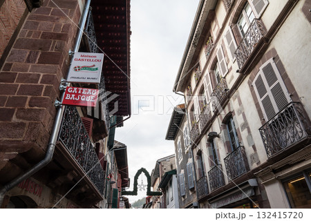 歴史的な建物の並ぶ街並み フレンチバスク地方のサン・ジャン・ピエ・ド・ポールにて 歴史的な建物の並ぶ街並み フレンチバスク地方のサン・ジャン・ピエ・ド・ポールにて 132415720