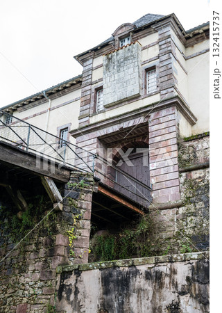 緑に囲まれ田舎町の歴史的な城塞後 フレンチバスク地方のサン・ジャン・ピエ・ド・ポールにて 緑に囲まれ田舎町の歴史的な城塞後 フレンチバスク地方のサン・ジャン・ピエ・ド・ポールにて 132415737