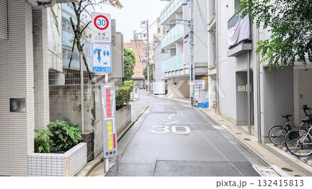 ゾーン30の住宅街｜日本の交通安全と歩行者優先エリア 132415813