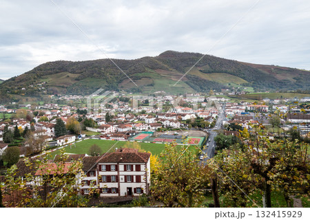 山々に囲まれた赤い屋根の並ぶ街並み フレンチバスク地方のサン・ジャン・ピエ・ド・ポールにて 山々に囲まれた赤い屋根の並ぶ街並み フレンチバスク地方のサン・ジャン・ピエ・ド・ポールにて 132415929