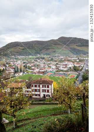 山々に囲まれた赤い屋根の並ぶ街並み　フレンチバスク地方のサン・ジャン・ピエ・ド・ポールにて 132415930