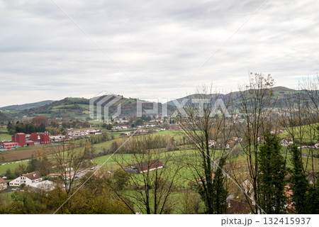 山々に囲まれた赤い屋根の並ぶ街並み　フレンチバスク地方のサン・ジャン・ピエ・ド・ポールにて 132415937