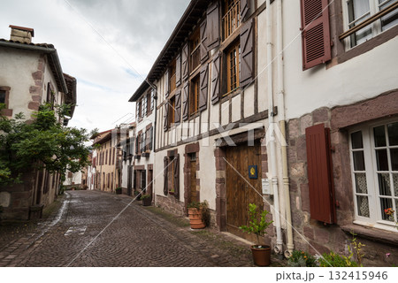 歴史的な建物の並ぶ街並み フレンチバスク地方のサン・ジャン・ピエ・ド・ポールにて 歴史的な建物の並ぶ街並み フレンチバスク地方のサン・ジャン・ピエ・ド・ポールにて 132415946