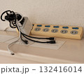 コンセントにささっているアダプター コンセントにささっているアダプター 132416014