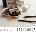 アイシャドウとアイラインとブラシなどの化粧品 アイシャドウとアイラインとブラシなどの化粧品 132416017