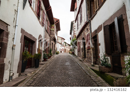 歴史的な建物の並ぶ街並み　フレンチバスク地方のサン・ジャン・ピエ・ド・ポールにて 132416182