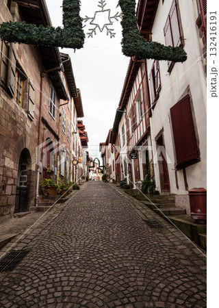 歴史的な建物の並ぶ街並み フレンチバスク地方のサン・ジャン・ピエ・ド・ポールにて 歴史的な建物の並ぶ街並み フレンチバスク地方のサン・ジャン・ピエ・ド・ポールにて 132416191
