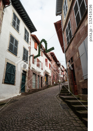 歴史的な建物の並ぶ街並み　フレンチバスク地方のサン・ジャン・ピエ・ド・ポールにて 132416196