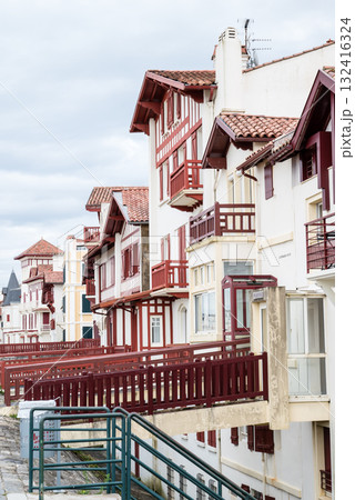 歴史的な赤白の建物の並ぶ街並み フレンチバスク地方のサン・ジャン・ド・リュズにて 歴史的な赤白の建物の並ぶ街並み フレンチバスク地方のサン・ジャン・ド・リュズにて 132416324