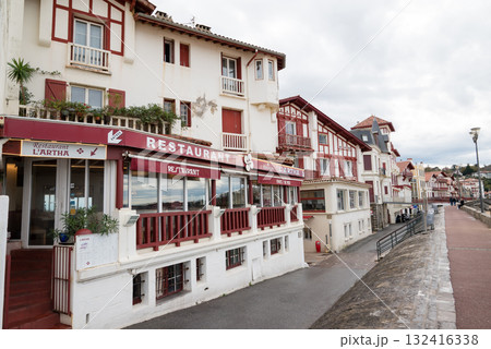 歴史的な赤白の建物の並ぶ街並み　フレンチバスク地方のサン・ジャン・ド・リュズにて 132416338