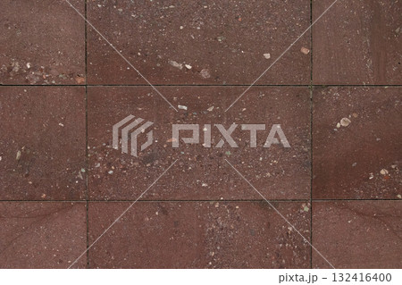 赤茶系のブロックのタイルの壁のテクスチャー 132416400