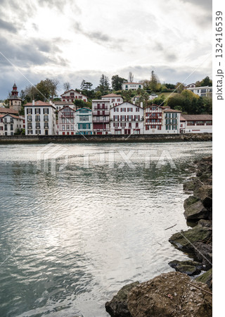 港脇に並ぶ歴史的な赤白の建物の並ぶ街並み フレンチバスク地方のサン・ジャン・ド・リュズにて 港脇に並ぶ歴史的な赤白の建物の並ぶ街並み フレンチバスク地方のサン・ジャン・ド・リュズにて 132416539