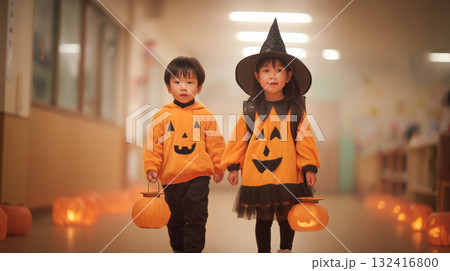 秋の室内廊下をハロウィン仮装した仲良し2人の子どもが歩く 秋の室内廊下をハロウィン仮装した仲良し2人の子どもが歩く 132416800
