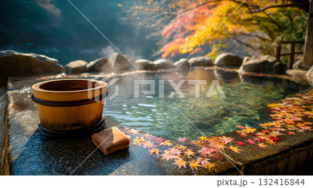 秋の露天温泉、木製桶とタオル、紅葉と岩景色 132416844